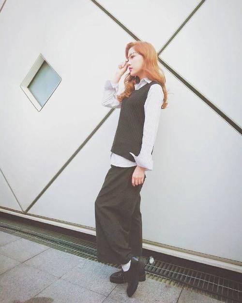 李艺彤村花造型，蝙蝠衫配阔腿裤美成邻家女孩，清纯又娇俏