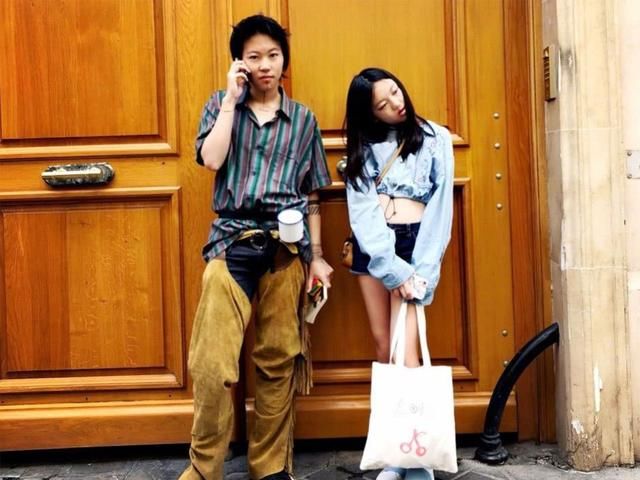 李嫣美国手术后和李亚鹏逛台湾,大长腿真是遗