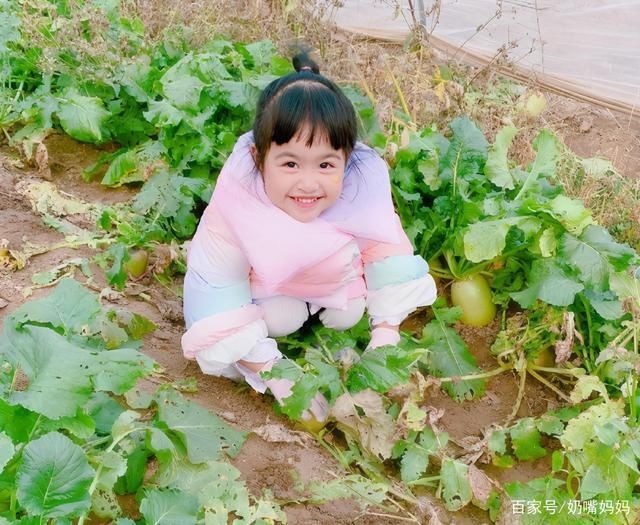 包贝尔女儿长大了，当初被说丑萌，现在颜值开始向妈妈包文婧靠拢