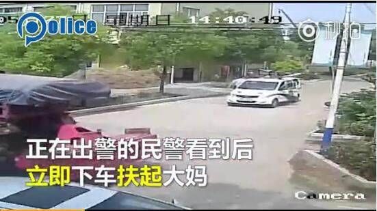 民警扶大妈被讹 网友:就这样结束了?如果没监控怎么办