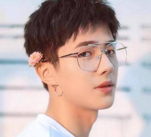 邓伦为什么没戴隐形眼镜,邓伦为什么没戴隐形眼镜了
