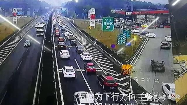 返程高峰来袭 湖南多处高速公路管制 初五将呈“井喷”态势