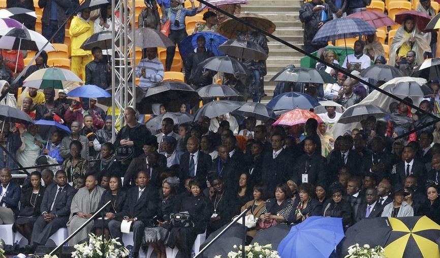 各国领导人淋雨:特朗普不绅士，图2万人相陪，最后一张头发亮了