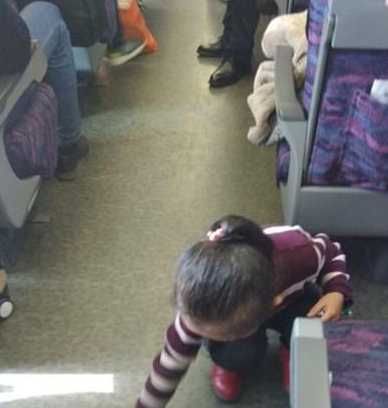 5岁弟弟蹲地擦净饮料弄撒的叔叔:不然阿姨女孩男生女生起哄被图片