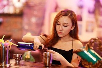 女孩开创意酒吧，日入万元