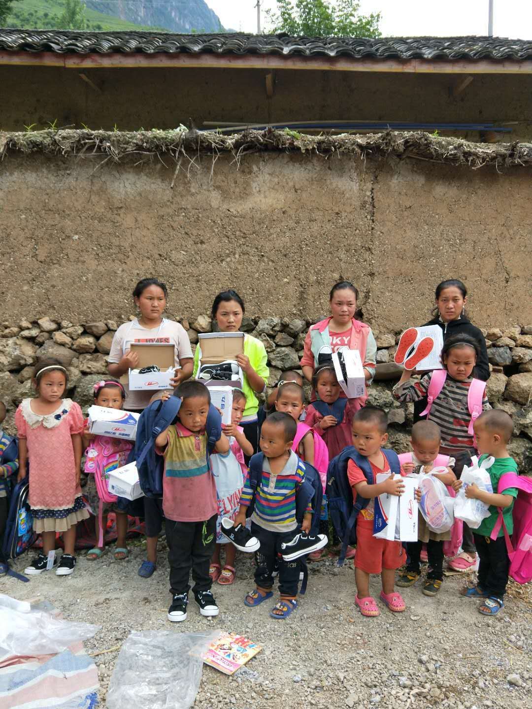 贫困山区学校孩子捐赠衣物的地址资料,2018联