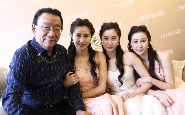 71岁侯耀华涂口红与美女徒弟拗造型,儿子微博