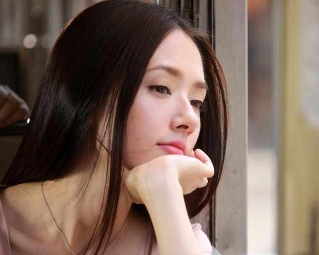 郭碧婷长发造型妩媚动人,短发造型却一言难尽