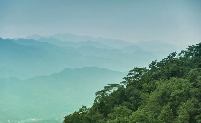 这个风景区的门口竟修起了高速公路！