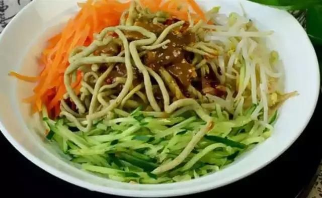 小姐姐炒的这盘美味,真的只有在这个时节的中原大地,才能吃得上