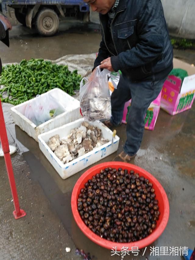 农村集市上，原本大受欢迎的农作物，几天时间竟成烫手山芋