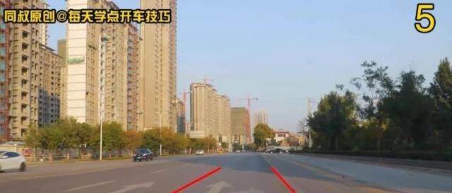 路口黄灯持续闪烁