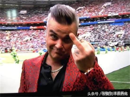 知名歌手在世界杯开幕式上对镜头竖中指,美国