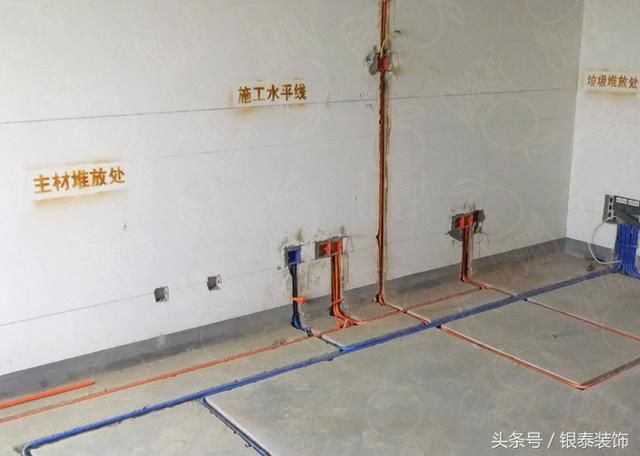 卧室 卧室电路改造,卧室电路改造一般包括电源线、照明线、空调线、电话线和电脑电缆。桌子上方预留电源线,5孔插座带开关为宜,可以减少床头灯没开关的麻烦。梳妆台上方应预留电源接线口(扇);还要考虑梳妆镜的反射灯的一部分,一个开关安装在电缆箱旁边的另一间卧室的灯;双控开关的最佳使用,安装在卧室门的一侧,另一个开关安装在床头床边一方或容易操作一些去卧室睡觉这夜。