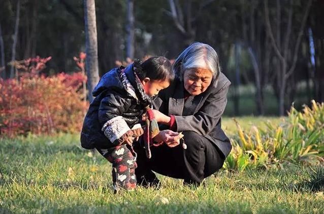 婆婆不带孙子要外孙女，小姑子生完一个又一个!