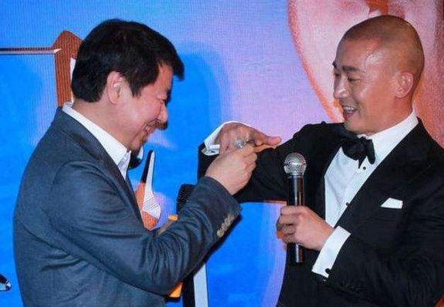 身价千亿,妻子怀孕期间和范爷,黄奕及袁立等明