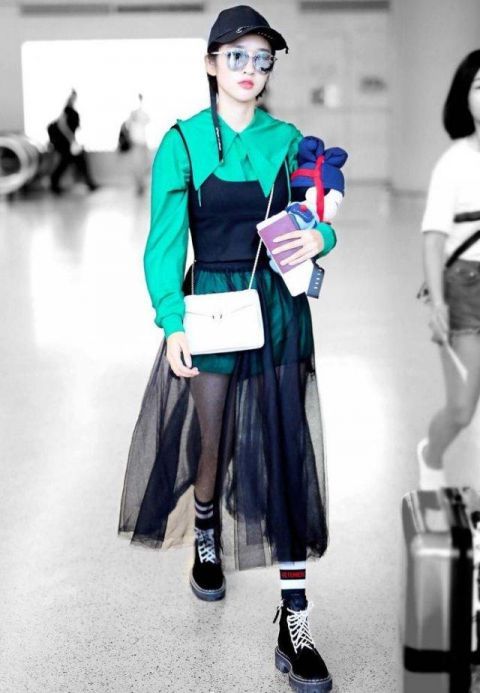 唐艺昕的绿衣搭配黑色纱裙很潮 袜子抢眼