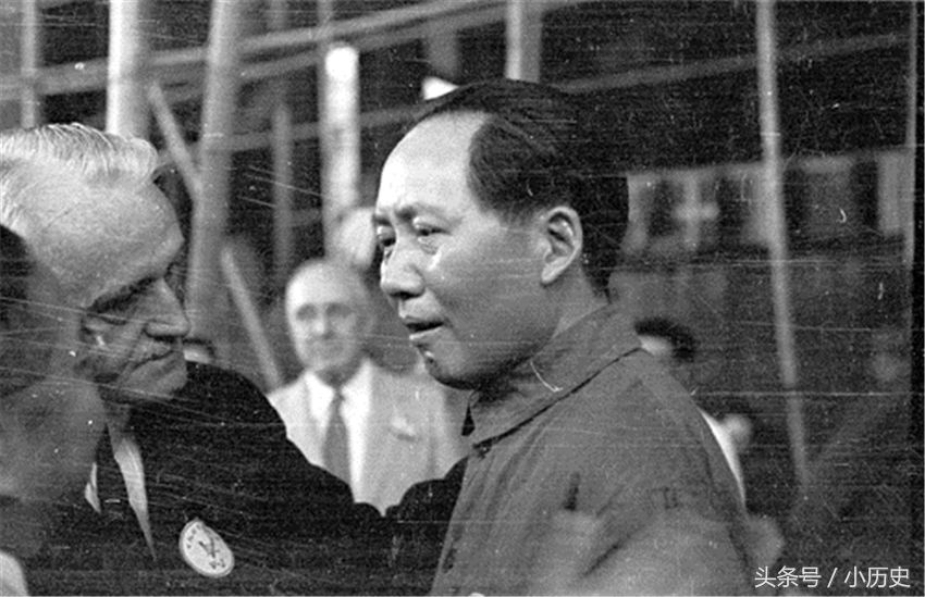 1945年毛主席在重庆:手夹香烟充满自信,极具领