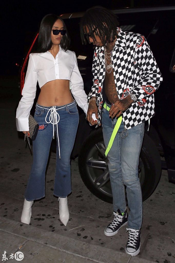 维兹卡利法与女友出行 他的前妻阿姆波-罗斯曾