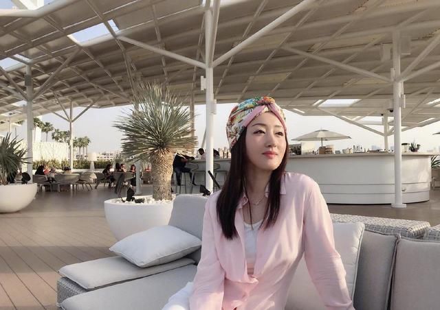 杨钰莹粉色衬衫搭花式头巾，48岁青春依然靓美，少女心元气满满