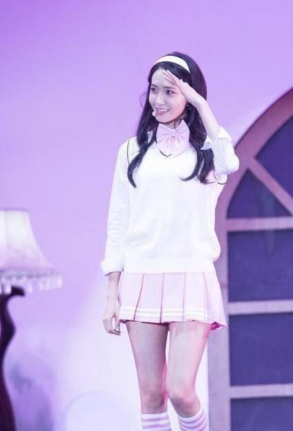 林允儿穿上百褶裙, 大家眼前一亮, 高呼美少女来了