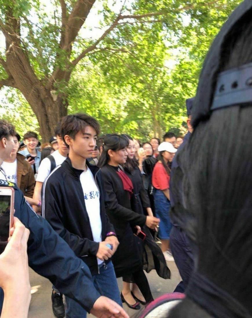 王俊凯:北京理工大学朗诵表演,全程高冷!他的朗