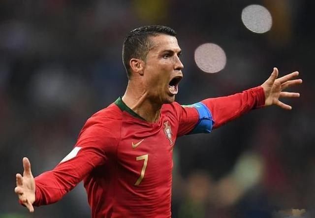 C罗逆天戴帽回应中国足球名宿!他直言C罗火不