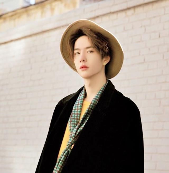 王一博当金鹰奖主持人成热议主角,主演的