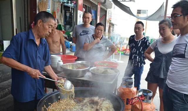 河南大叔街边卖“粉条小吃”，一碗8块钱，一大早上顾客就排队买