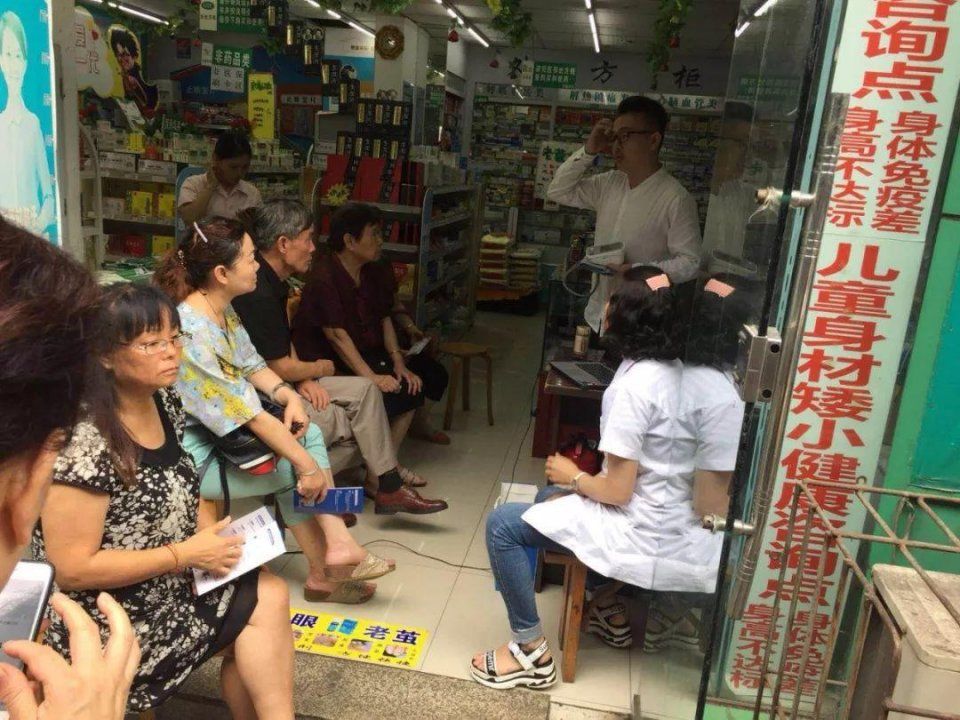 西路万鑫药房活动现场患者积极入组限盐达标管