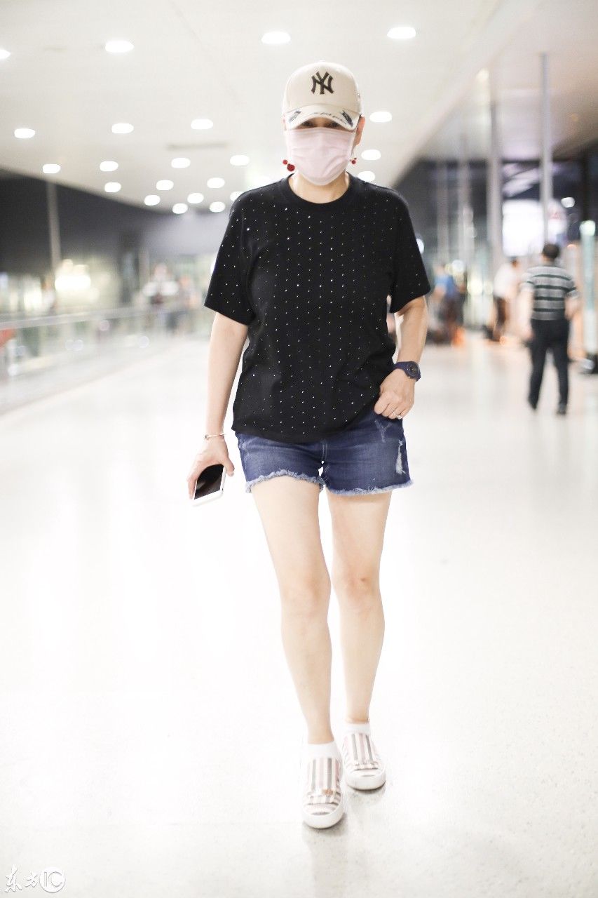55岁的张凯丽现身机场，穿牛仔短裤露大腿，网友:越老越风情!