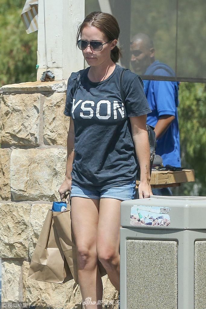 组图:肯德拉威尔金森穿着清爽显活力 黑超遮面