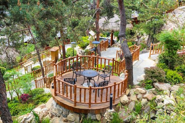 谁说只有冬天才能泡温泉，在这儿，春末的温泉比冬季更有料