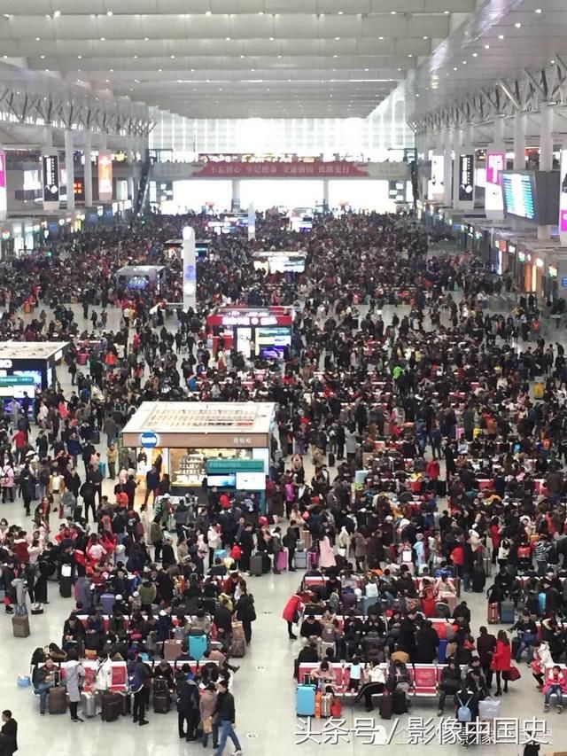 上海虹桥高铁站春运景象：千山万水挡不住游子回家过年 现场图