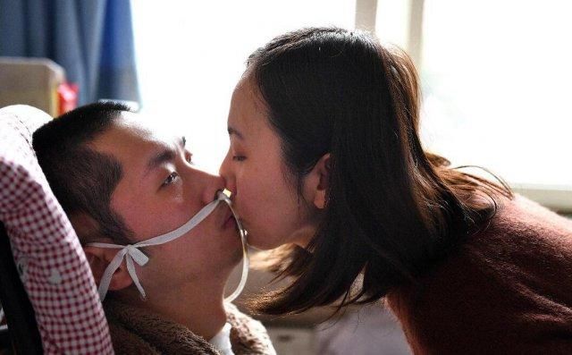 男子意外中毒昏迷不醒 女友病床前守 8 个月