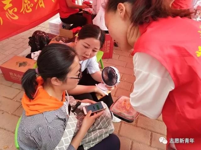 郑州科技学院青年志愿者为高考助力