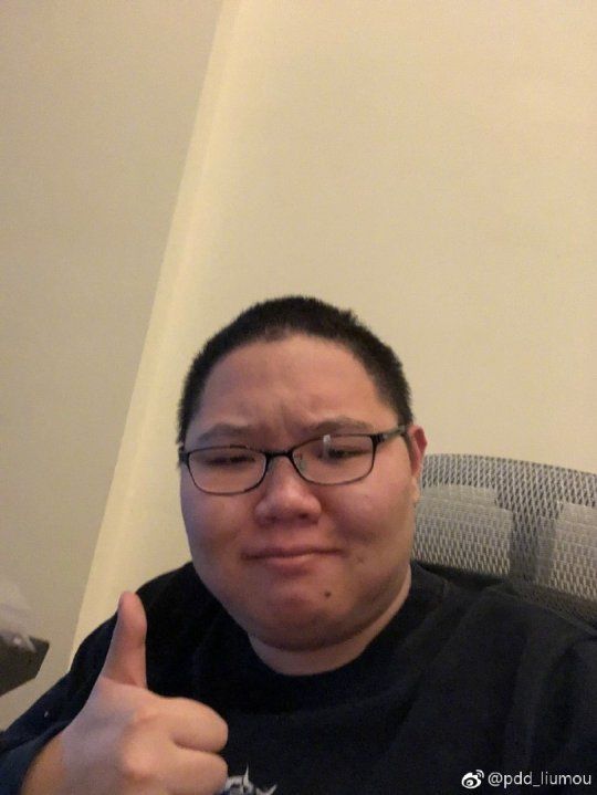 pdd成色情主播光膀子直播吃鸡网友过气主播靠卖肉博眼球