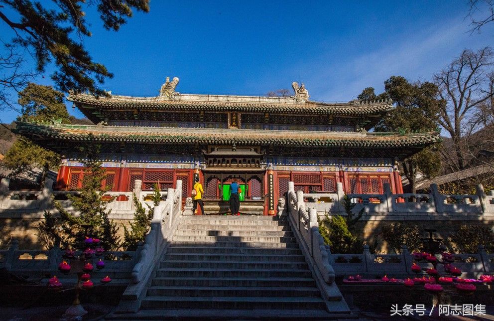 东,西三路,主体建筑有山门,天王殿,大雄宝殿,斋堂和毗卢阁