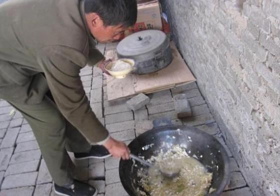 农民工在工地上吃饭的照片,谁能看完不哭的来找我