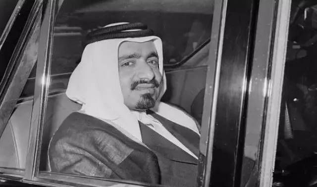 哈利法本来只是一个部落酋长,1972年,蓄谋已久的哈利法发动政变,从