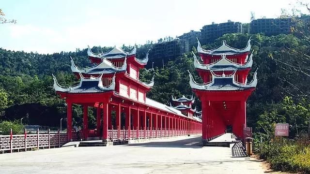 三江之源,森林王国,绿橙之乡,黎苗家园"的美称,有五指山,黎母山,德揶