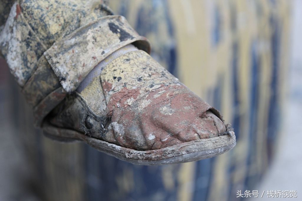 背井离乡来青岛打拼实拍农民工午休劳作席地而睡让人心酸