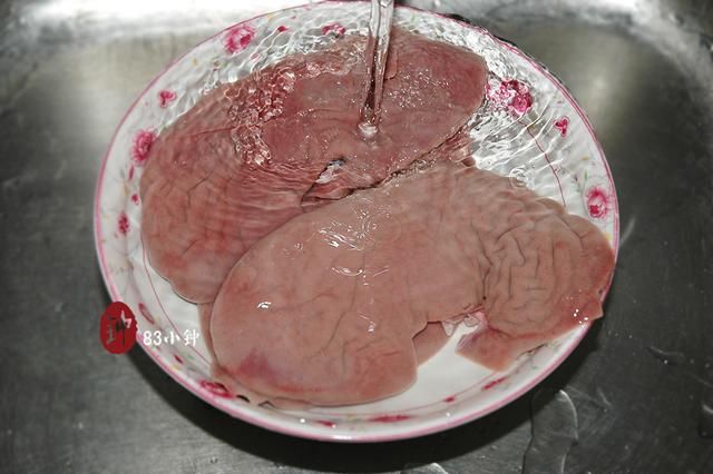 另外,猪腰对半剖开时,中间的白筋和一团团的腰臊是整个猪腰异味最关键