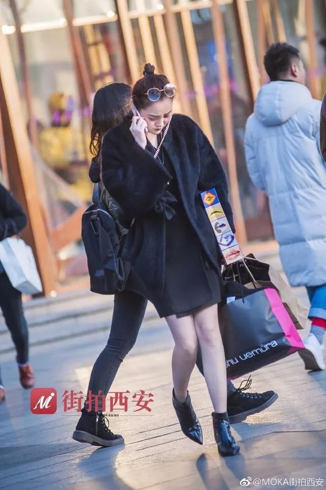 西安街拍小姐姐的美丽是需要"冻人"的 光腿也需要勇气