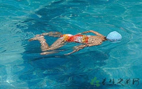 坐压蛙泳腿练习方法