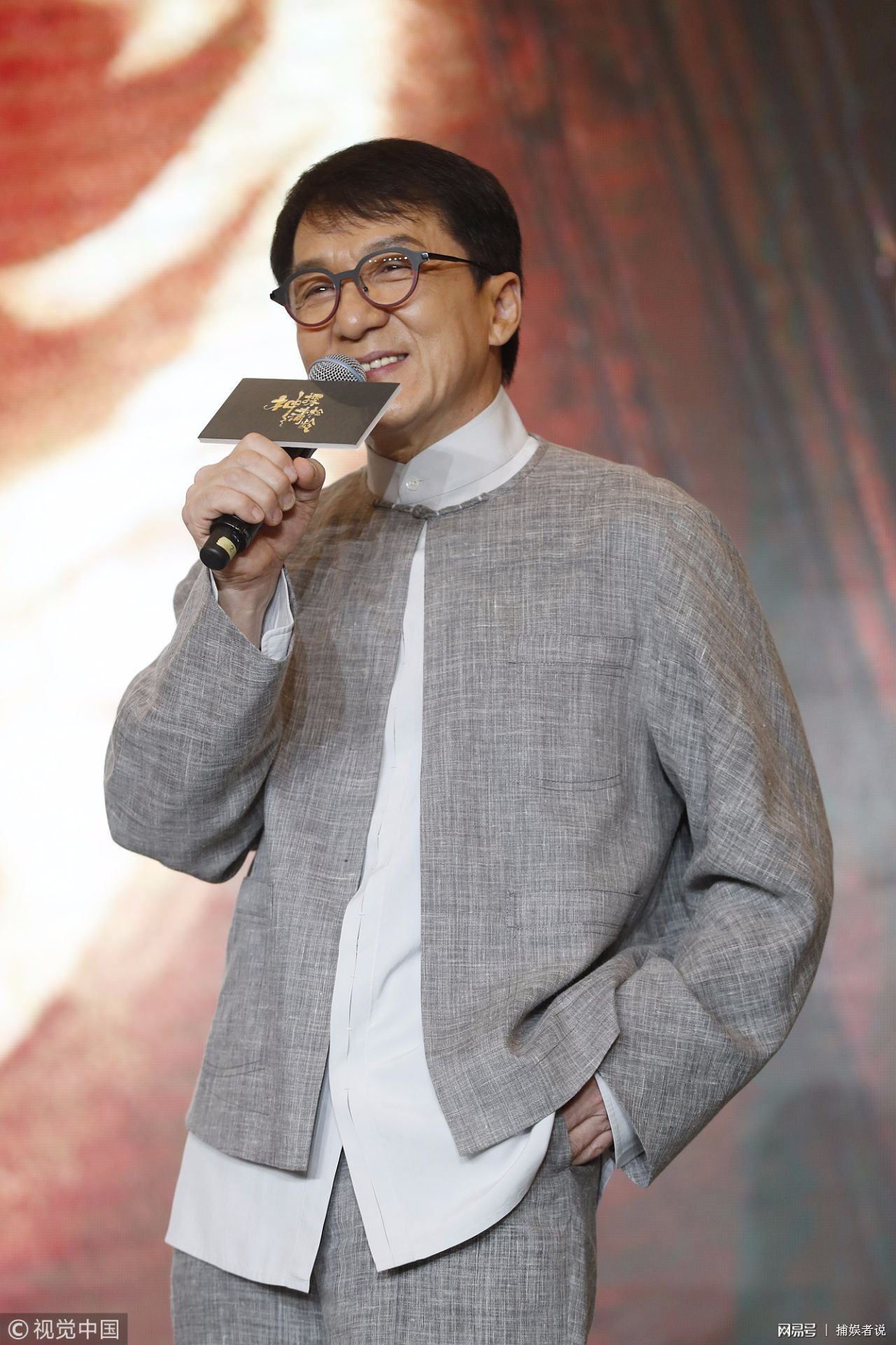 3月26日,成龙现身主演电影《神探蒲松龄之兰若仙踪》定档发布会.