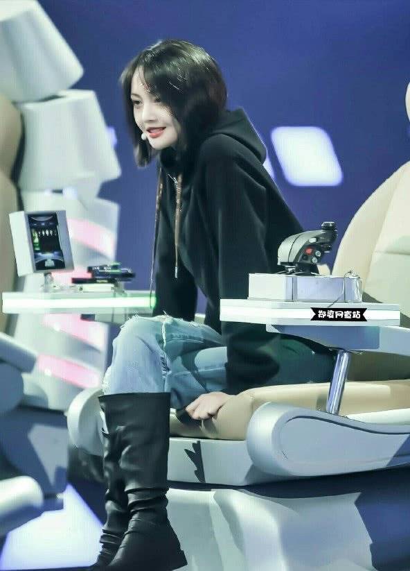 "沙漏鞋"火了,hold住了郑爽的"病态瘦",凹出漫画腿真美