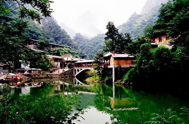 山勢陡峭,風光秀麗,既有華山之峻險,又有黃山之奇幽,是山水秦嶺中一顆