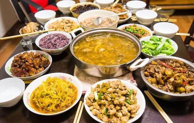 4,来自青岛的一桌年夜饭,小编觉得盘子很漂亮好伐?