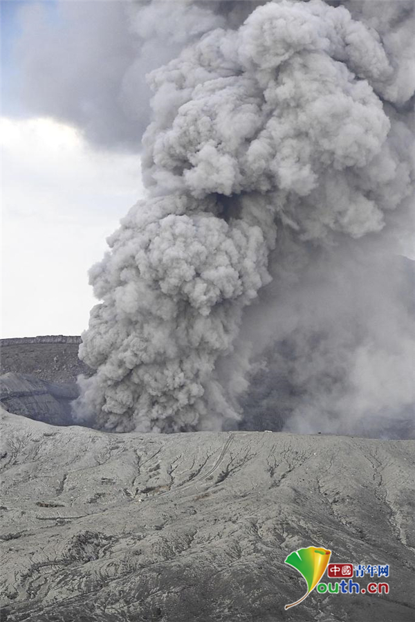 日本熊本县阿苏火山小规模喷发 火山口浓烟滚滚